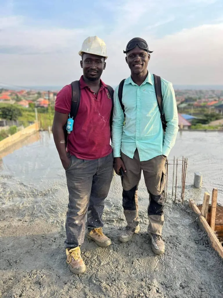 Deux professionnels sur un chantier de construction